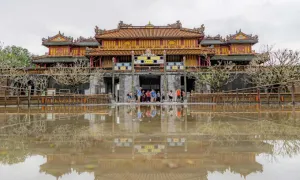 Du khách tham quan trở lại Kinh thành Huế sau 4 ngày bị lũ bủa vây