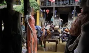 Hàng hoá ngâm bùn non sau lũ ở phố cổ Hội An